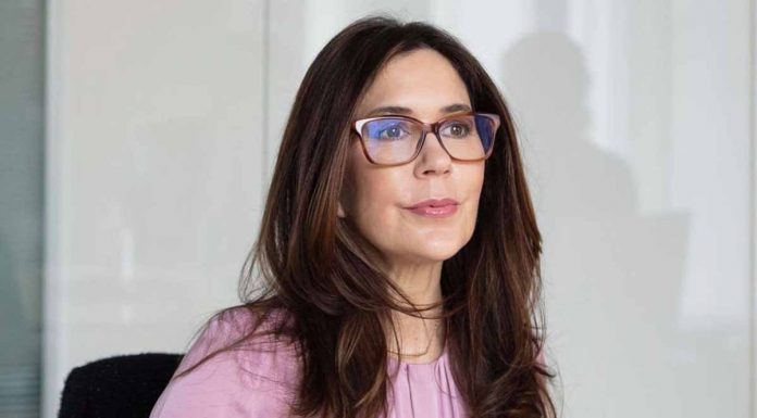 Adiós al tabú: reinas y princesas se ponen las gafas de ver