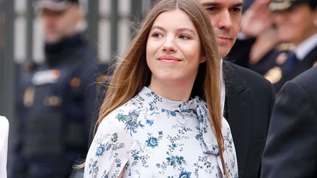 La Infanta Sofía sonriendo con un vestido de flores