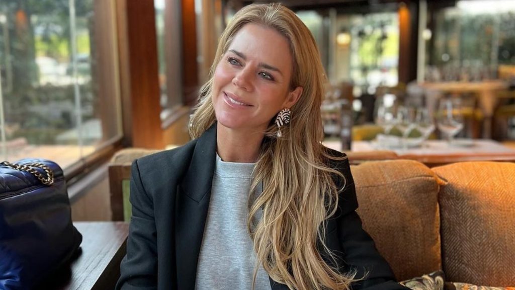 Las mujeres de 50 agotarán en Zara la falda plisada de 'lujo silencioso' de Amelia Bono