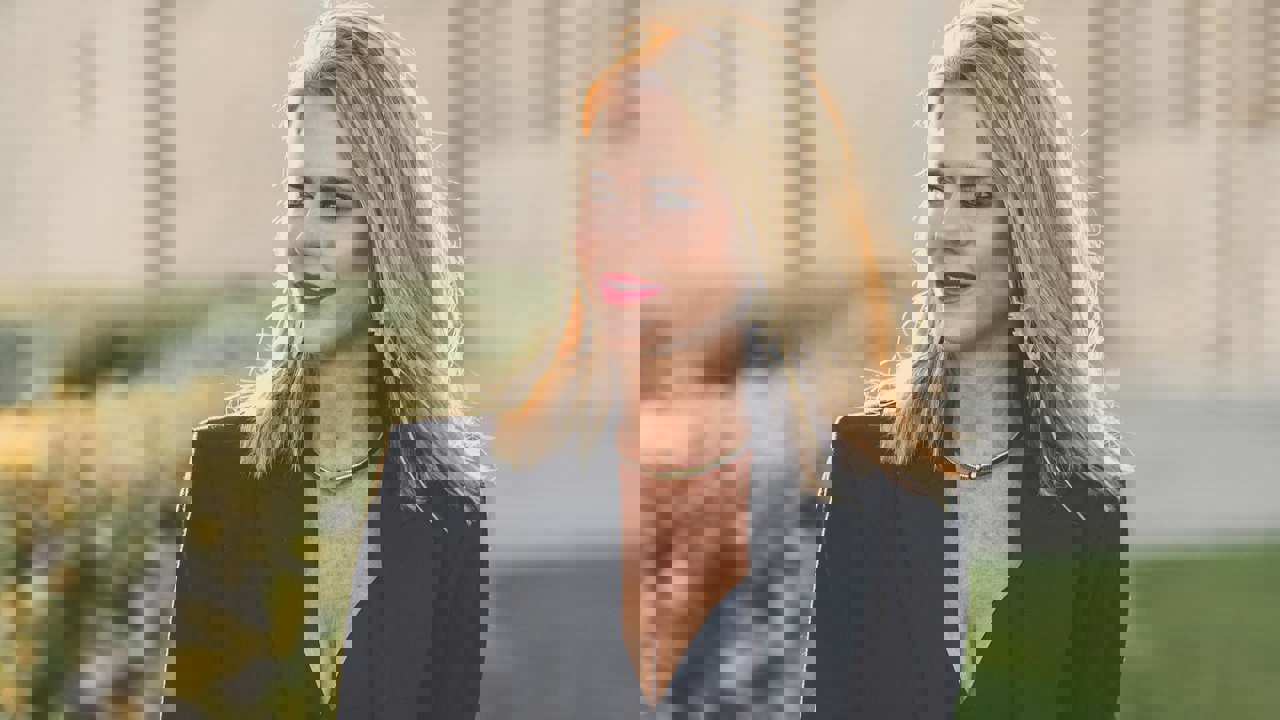 Amelia Bono revoluciona Instagram con una chaqueta de entretiempo ideal que estiliza y sienta de maravilla