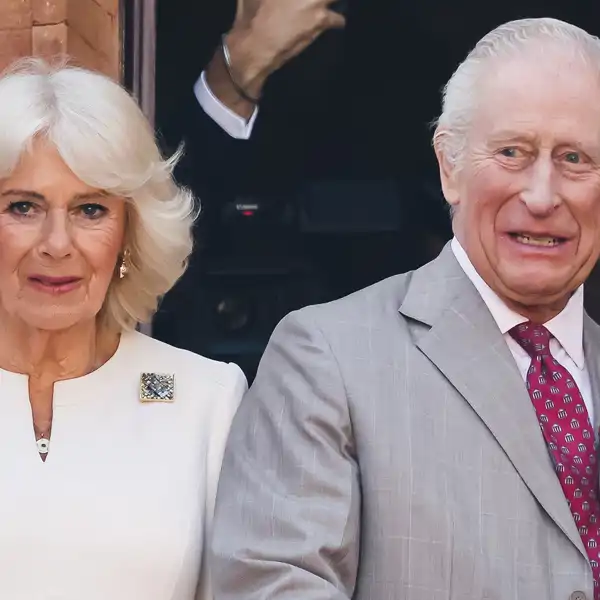 La Reina Camilla y el Rey Carlos con gestos sonrientes