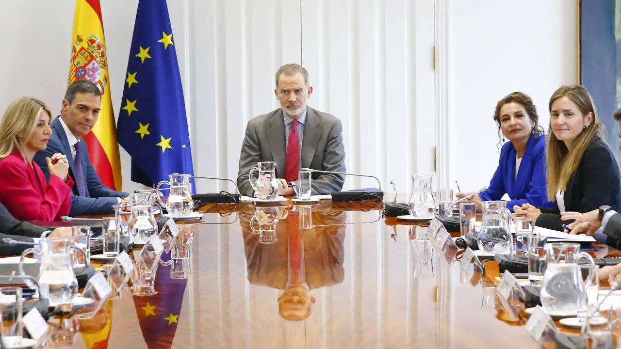 Javier Torregosa, experto en comunicación no verbal, explica el significado del gesto entre el Rey Felipe y Pedro Sánchez: "Nosotros lo llamamos elefacción"