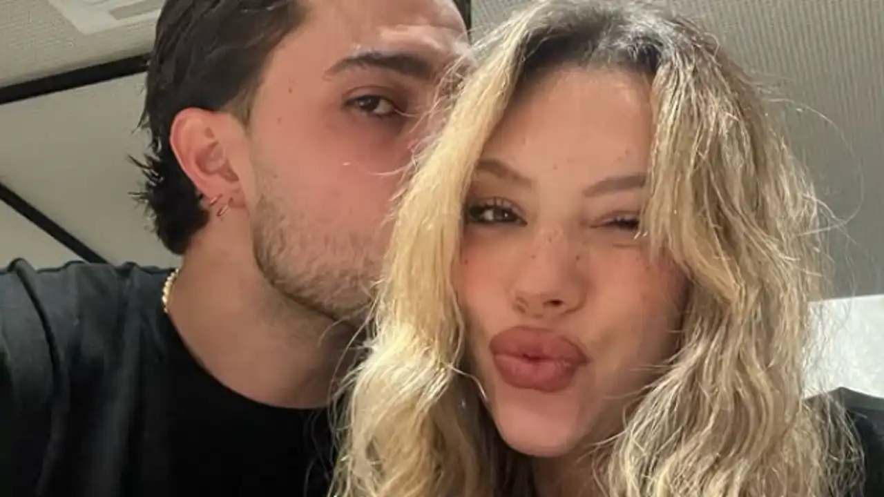 Alejandra Rubio y Carlo Costanzia en actitud cómplice