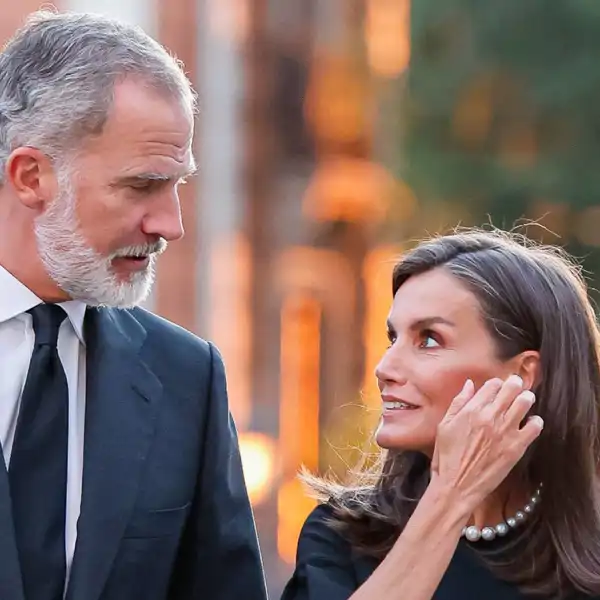 Los Reyes Felipe y Letizia hablando